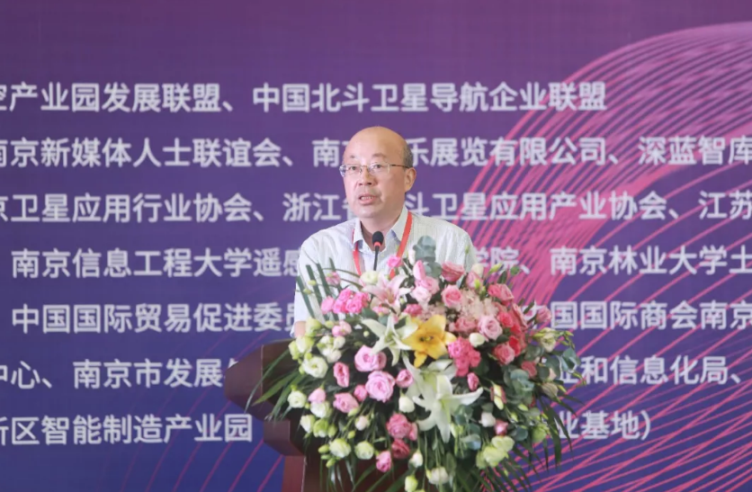 江蘇省測繪地理信息局局長(cháng)施建石登臺致辭